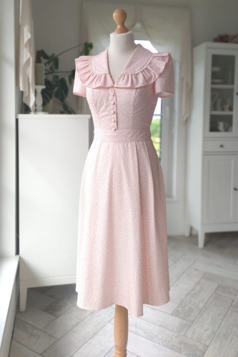 Sukienka EMILI łączka na delikatnym różu.