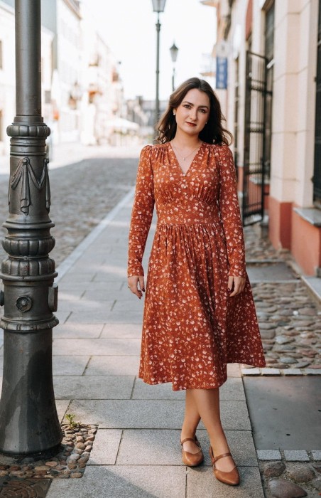 sukienka Margo kwiaty na koniaku przód.jpg