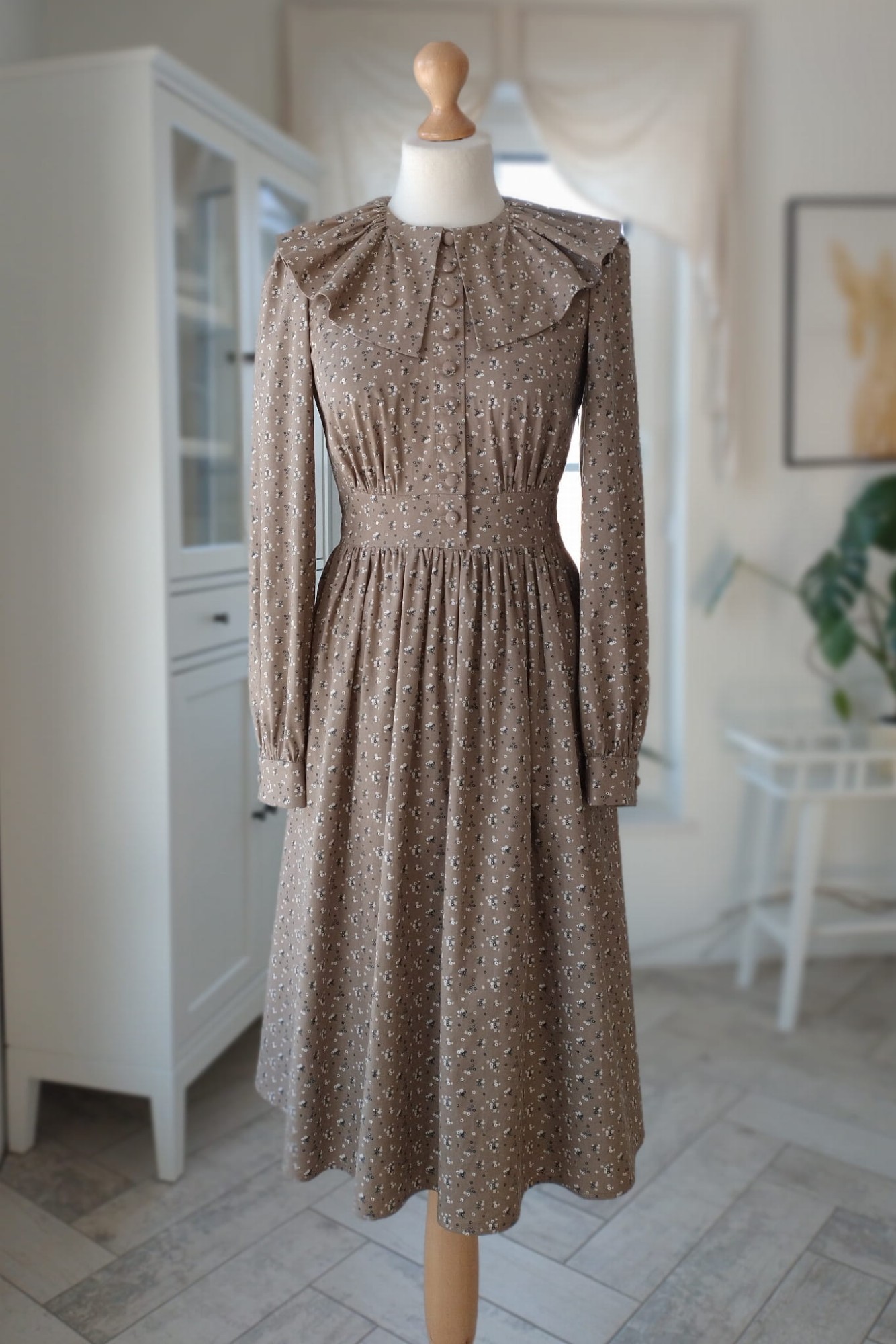 Sukienki LILY ŁĄCZKA NA BEŻU, bawełniana z kołnierzem.