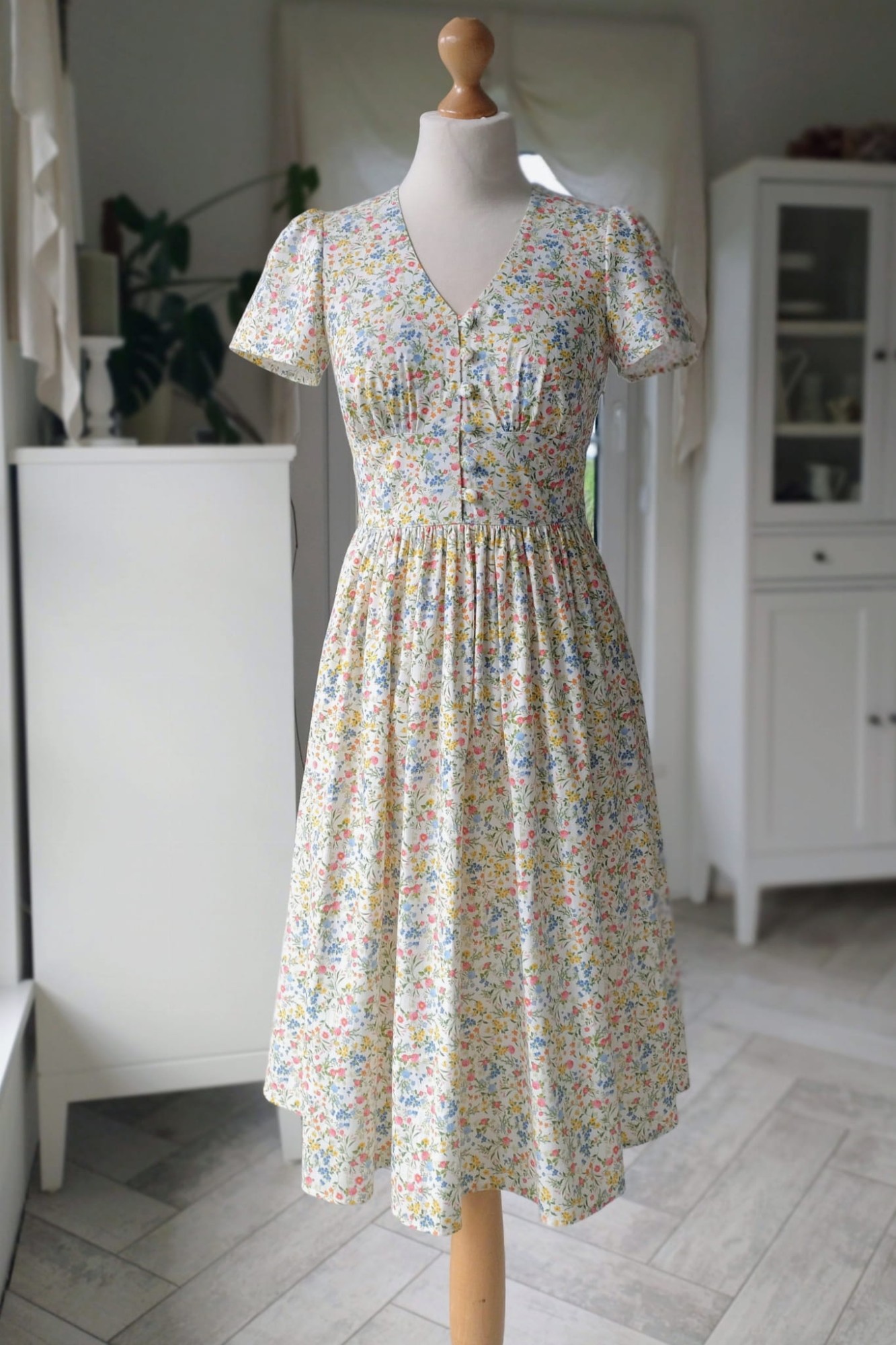 Sukienka ROSALIA r.42, kolorowa łączka na ecru.