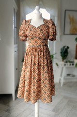 PRZEDSPRZEDAŻ Sukienka LILIANA karmelowa elegancja w stylu retro, bawełniana.