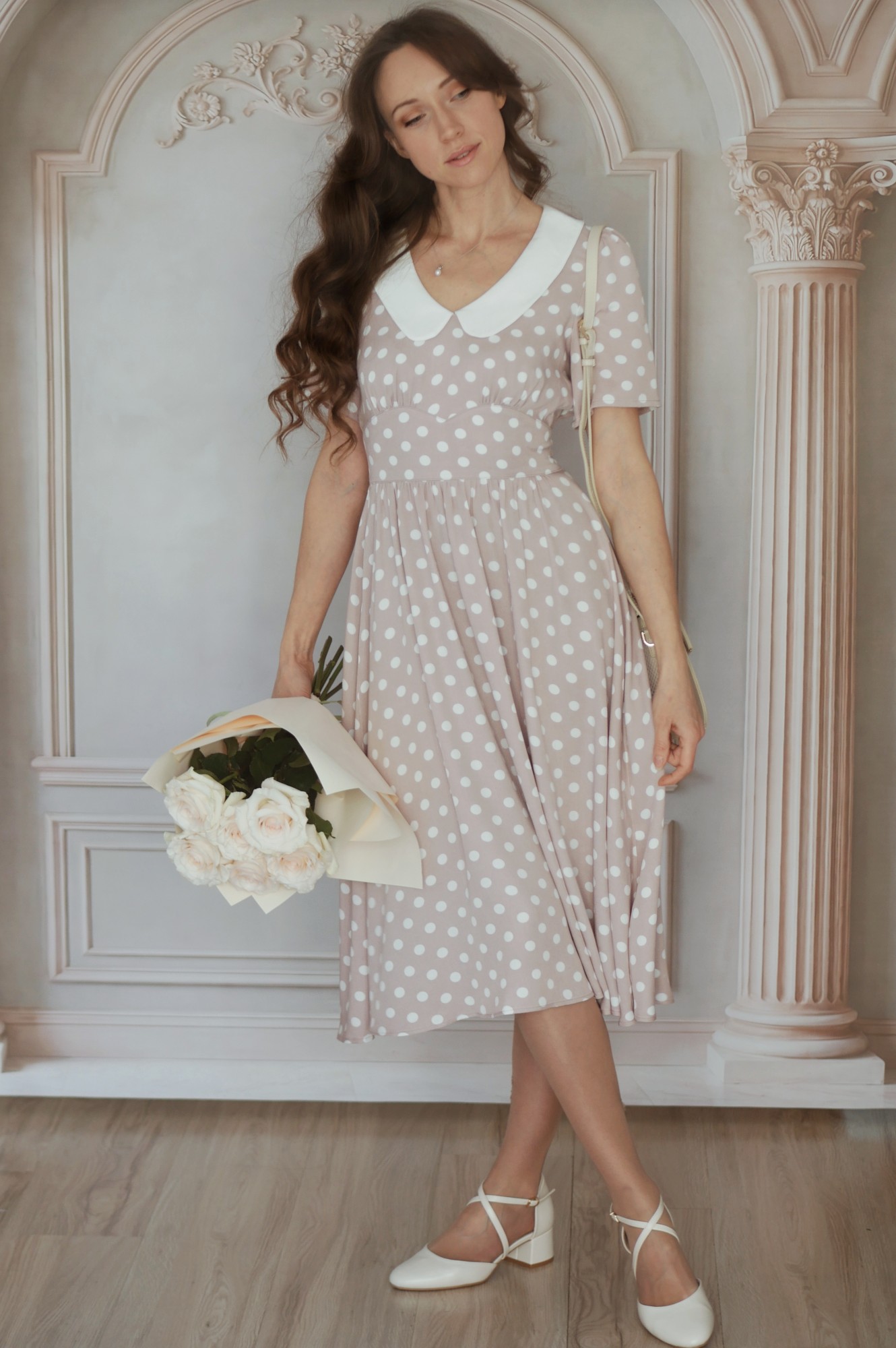 Sukienka ROSIE PUDROWY RÓŻ  w grochy z białym kołnierzykiem.