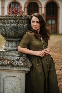 sukienka Mila khaki zbliżenie.jpg