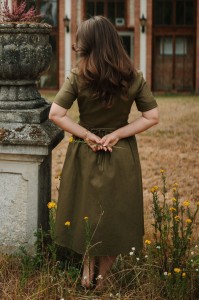 sukienka Mila khaki tył.jpg